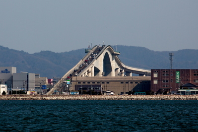 松江市八束町と鳥取県境港市を結ぶ江島大橋の写真