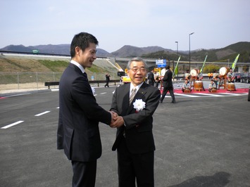 高野ＩＣで広島県側と合流し、湯崎広島県知事と握手