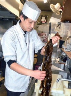 ワカメを調理する中島典浩さんの写真