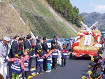 仁摩・石見銀山ＩＣ-湯里ＩＣ間の開通記念パレードの写真