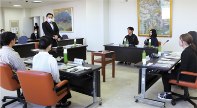 島根県立大学浜田キャンパスの学生と意見交換する様子の写真
