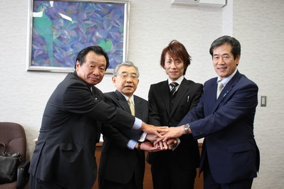 調印式の様子：左から竹腰大田市長、溝口知事、松井社長、能海松江副市長