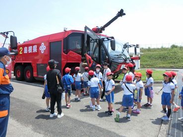 化学消防車について説明を受けている弥栄小学校の写真
