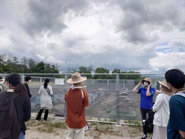 萩・石見空港ビーガーデン（養蜂場）を見学する浜田高等学校通信制課程の写真2