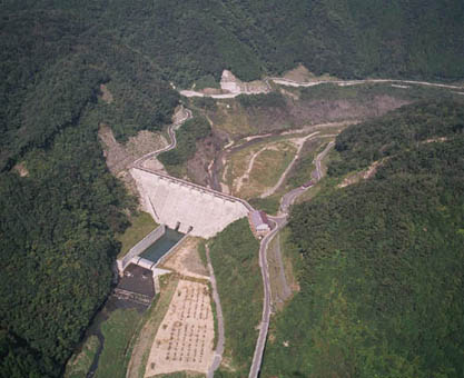 益田川ダム空撮下流から上流を望む