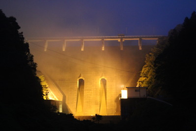 霧の中でライトアップされた御部ダムの写真その１です