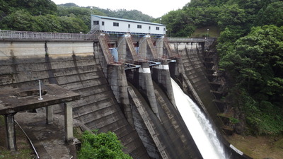 木都賀ダム放流中の写真です
