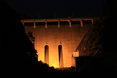 夜の御部ダムの写真です