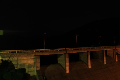 ライトダウンされた橋梁照明の写真です