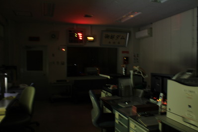 真っ暗な事務室の写真です