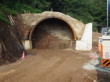 トンネル坑口の写真