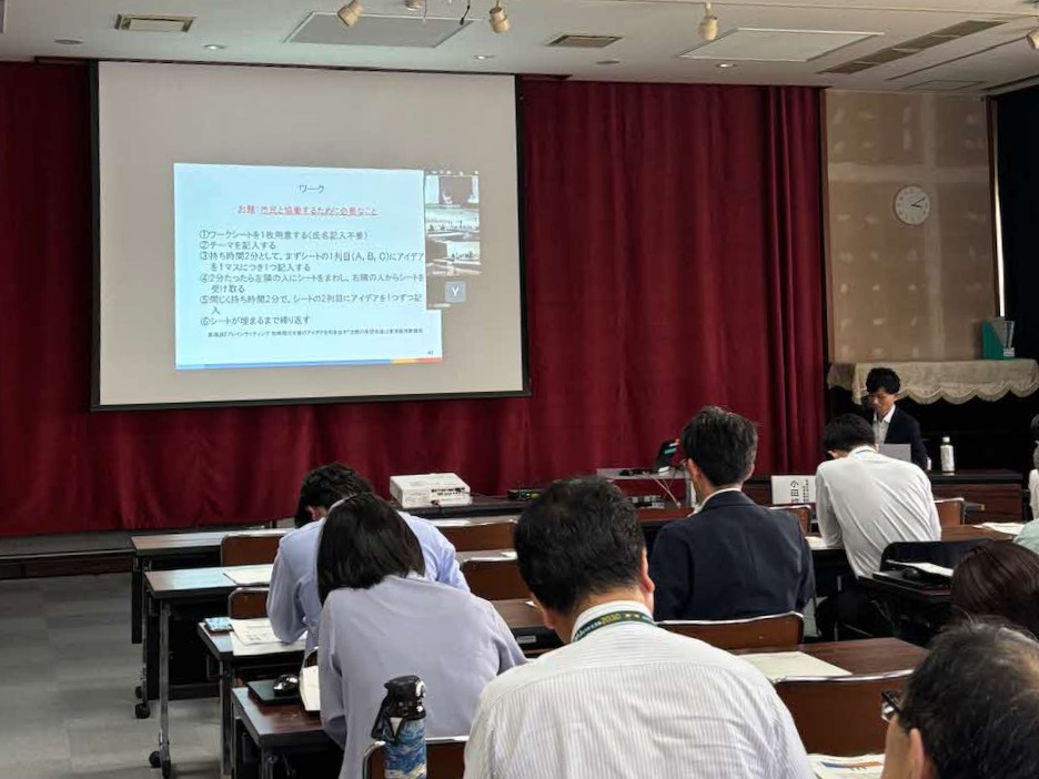グループワークの説明を受ける様子