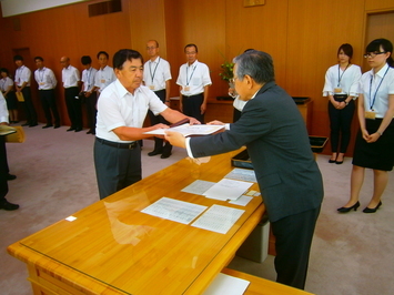 宇龍漁港整備委員会様へ授与