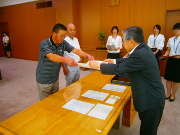 須川元郷常会様へ授与