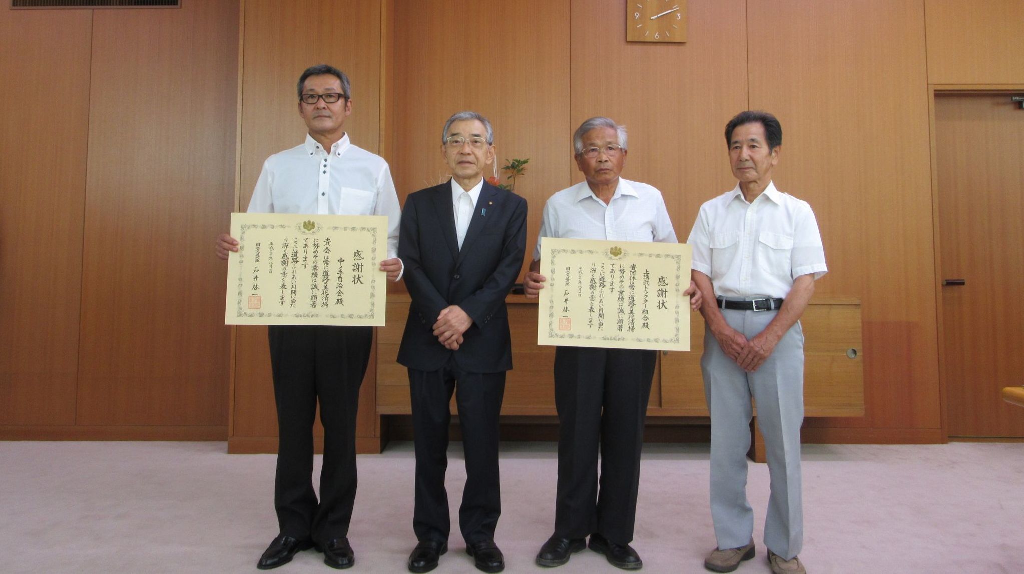 左から中ノ手自治会、知事、上講武トラクター組合