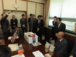 藤原副知事と懇談する金坂さん