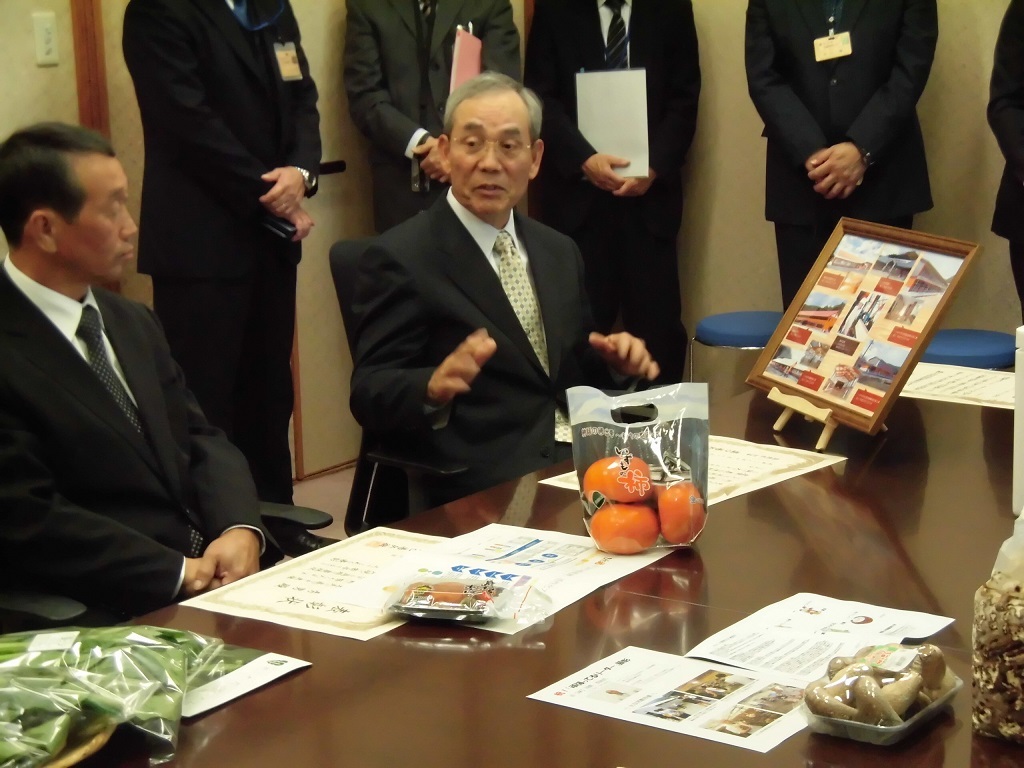 藤原副知事と懇談する奥さんと松原さん