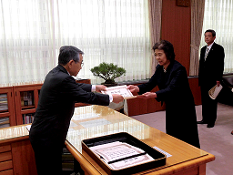 溝口知事から授与される藤川さん