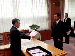 溝口知事から授与される林さん