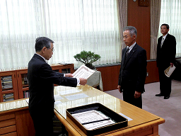 溝口知事から授与される北垣さん