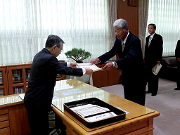 溝口知事から授与される三島さん