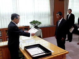 溝口知事から授与される田中さん