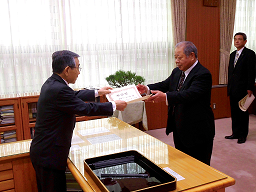 溝口知事から授与される山川さん