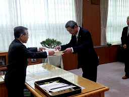 溝口知事から授与される山根さん