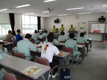 オオキンケイギク除去の講習会の様子