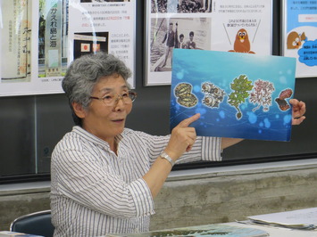 読み聞かせをする杉原由美子さん