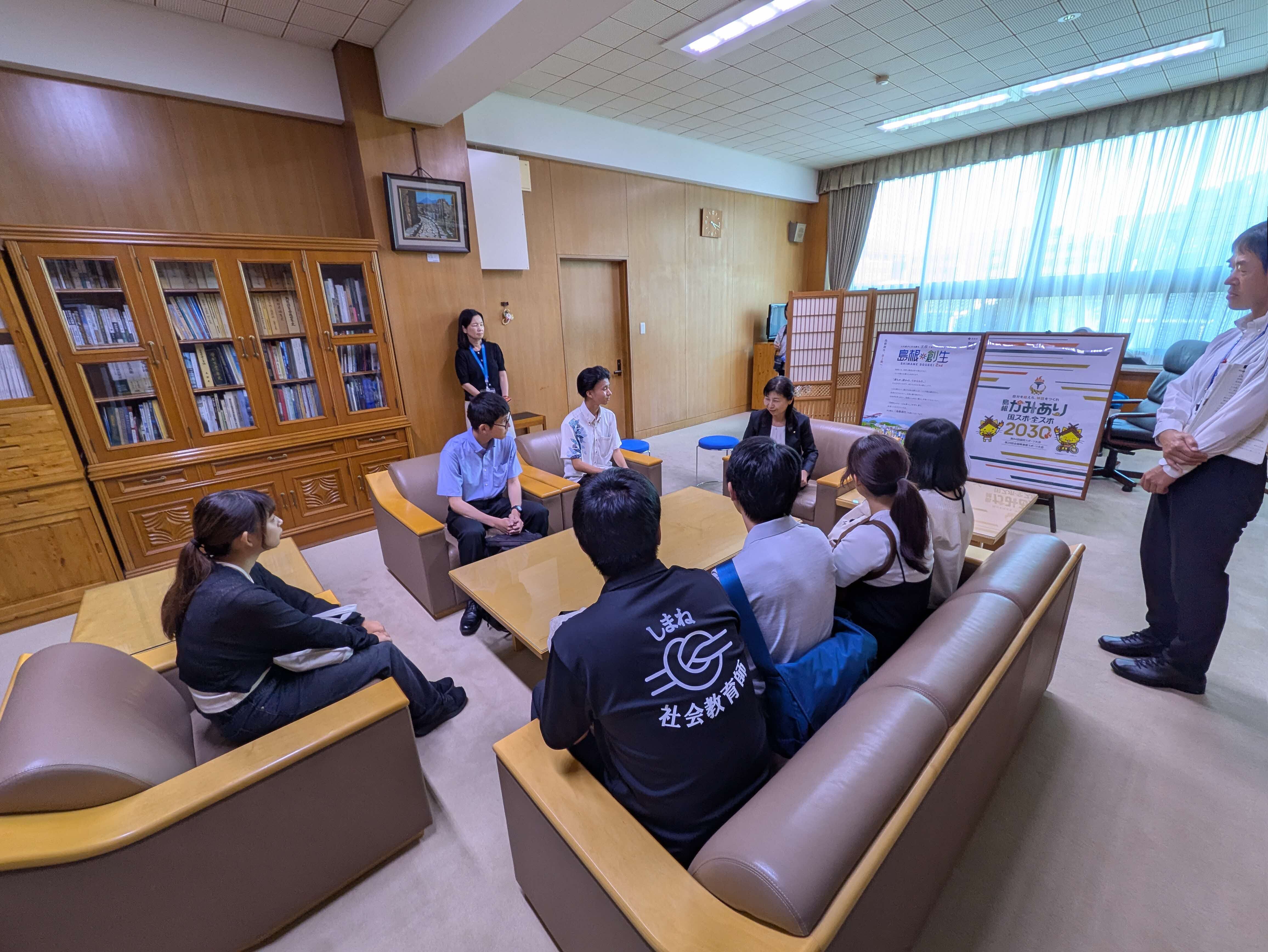 執務室見学の様子