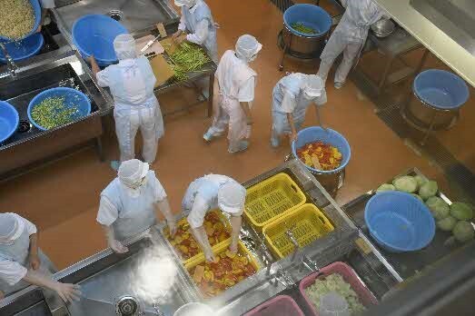 給食センターで作業する調理員の写真