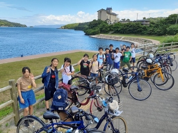 レインボービーチにて集合写真撮影。