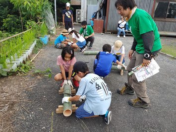 隠岐しぜんむらにて竹筒飯ごうの準備の様子。