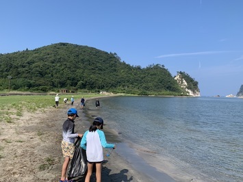 都万塩の浜にて漂着ゴミ拾いの様子。