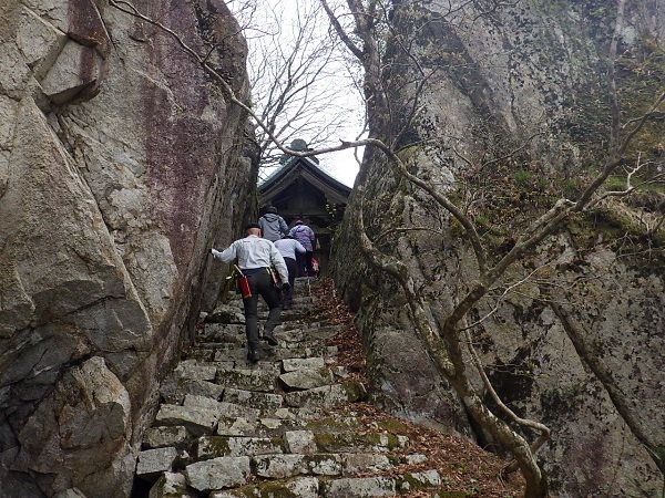 女夫岩と琴弾山神社の画像