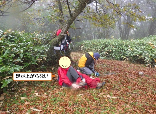 雨足が強くなりカッパのズボンを履くスタッフの画像