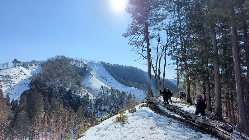 目的地を眺めながら下山する画像