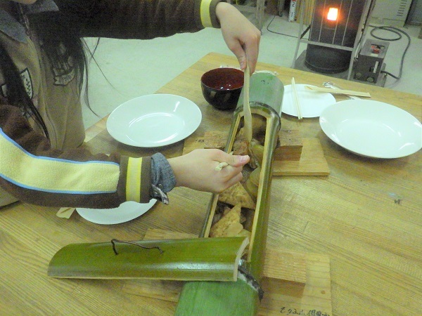 おでんをお皿によそう画像