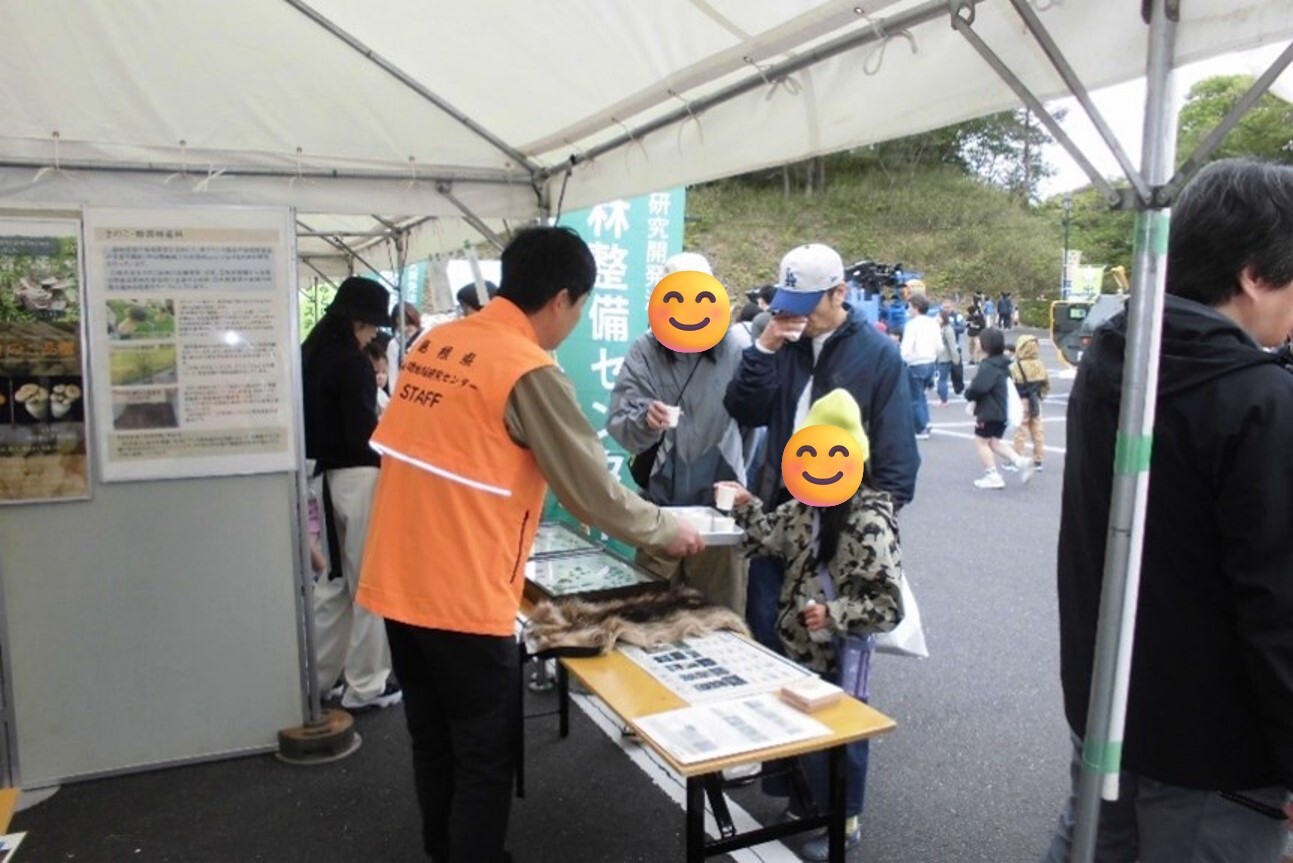 クロモジ茶の試飲中写真