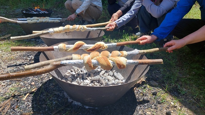 おき火でパンを焼く画像