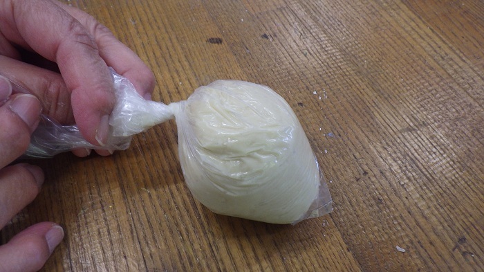 粉っぽさがなくなるまでビニール袋でこねて生地を丸めた画像
