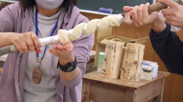 パン生地を棒に巻き付ける画像