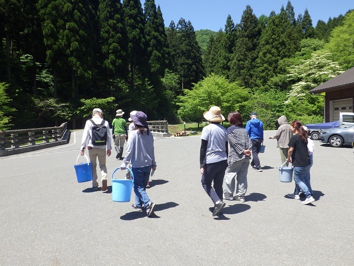 植物を選びにでかける参加者の画像