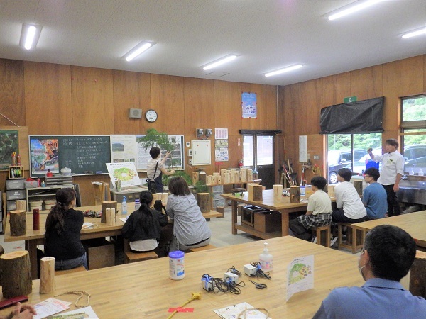 木の説明をしている様子