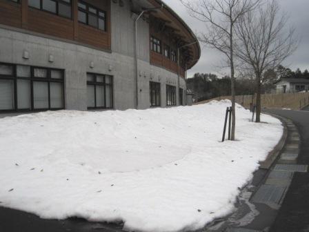（写真）センターの裏側の雪