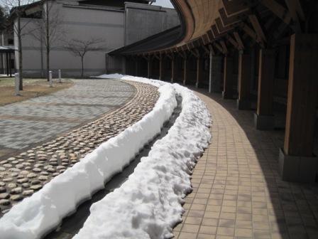 （写真）屋根から滑り落ちた雪