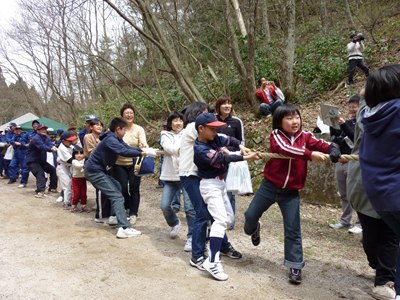 （写真）綱引き