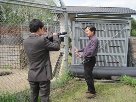 （写真）取材中２