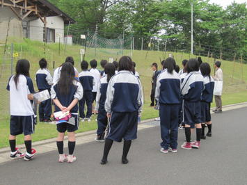 （写真）センター視察中１